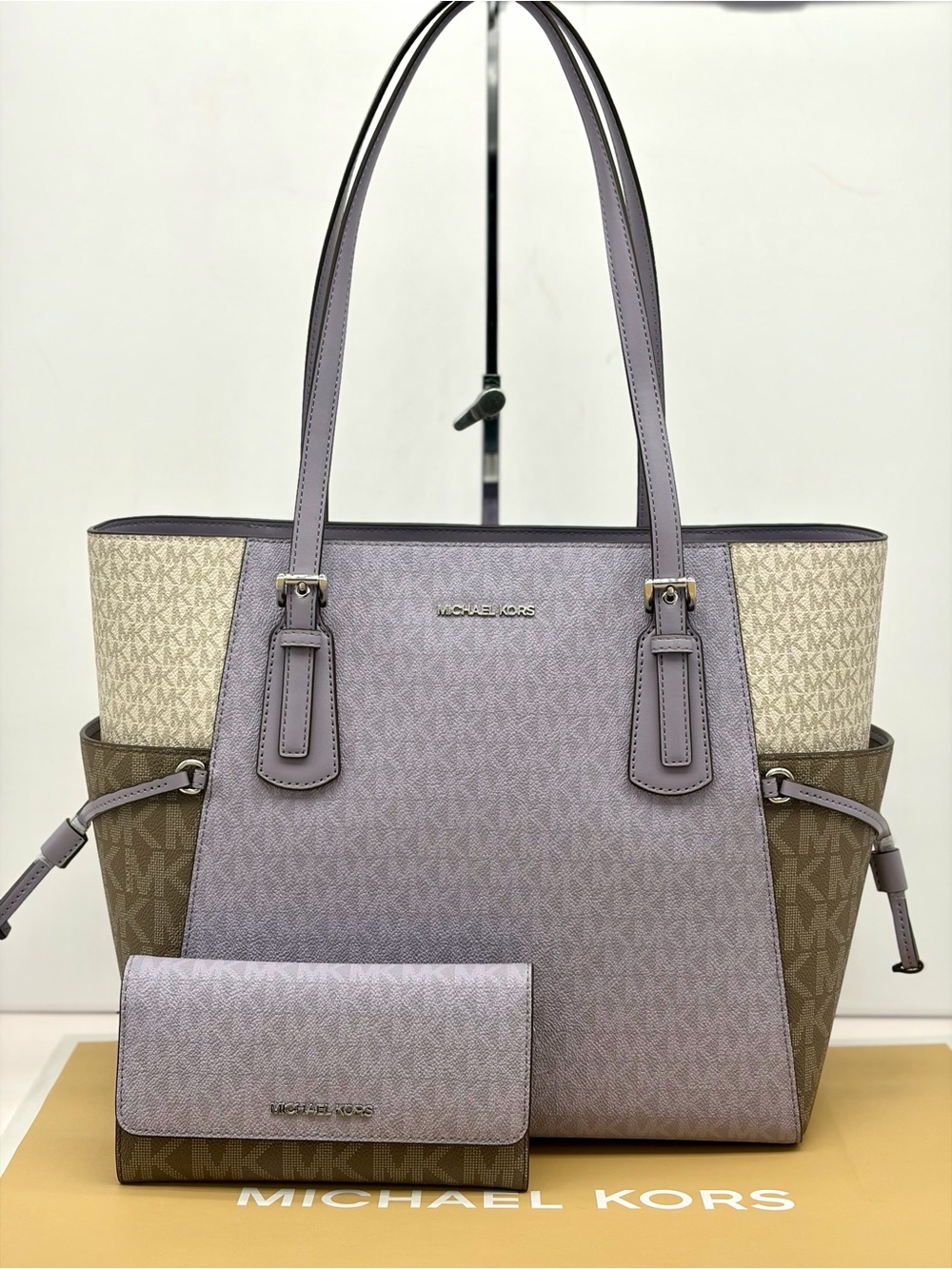 Michael Kors Voyager MK Logo
Tote Shoulder Bag with Matching
Wallet Lilac Multi - Picture 5 of 14